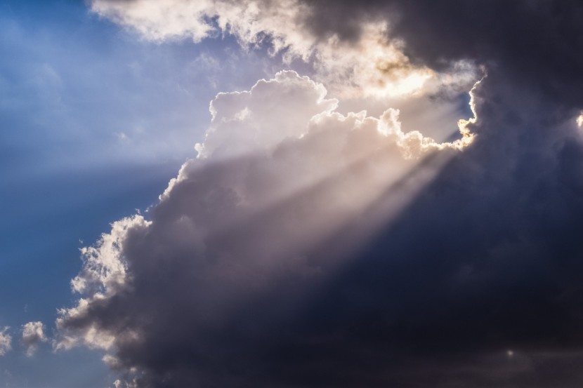 穿過雲層的陽光圖片