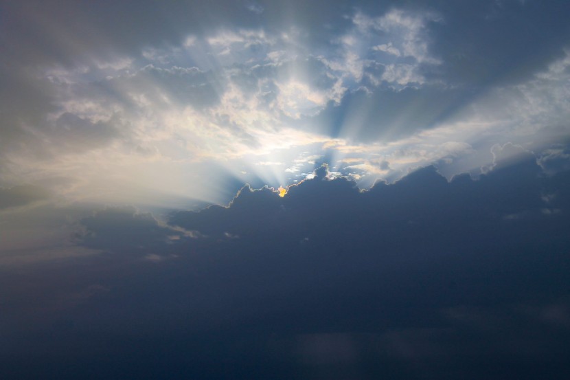 穿過雲層的陽光圖片