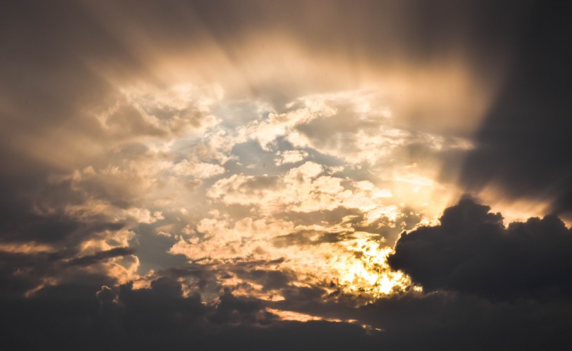 穿過雲層的陽光圖片