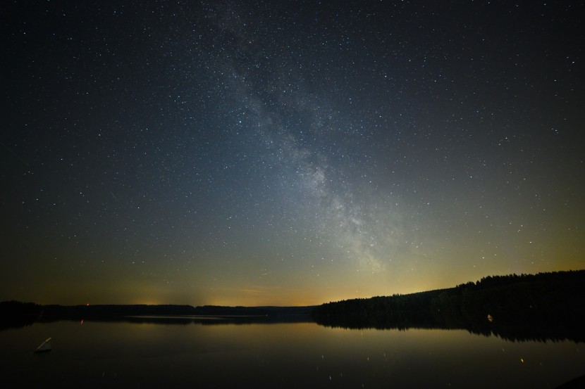 黑色夜幕下璀璨的星空風景圖片