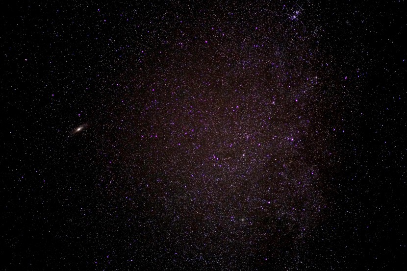 黑色夜幕下璀璨的星空風景圖片