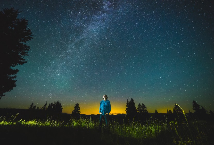 黑色夜幕下璀璨的星空風景圖片