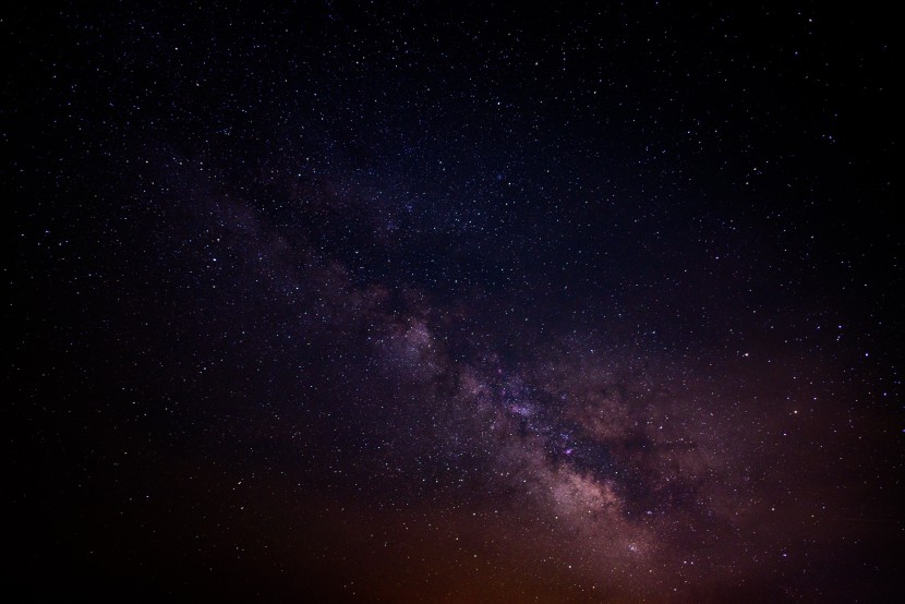 黑色夜幕下璀璨的星空風景圖片