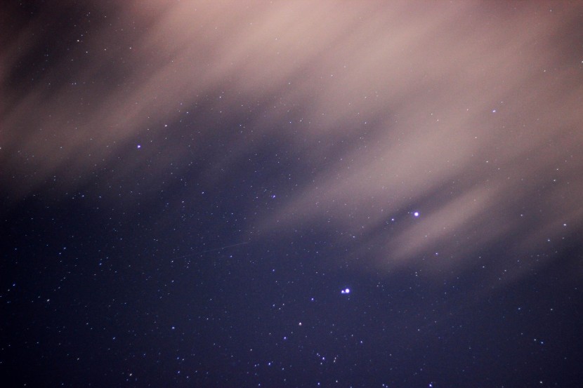 黑色夜幕下璀璨的星空風景圖片