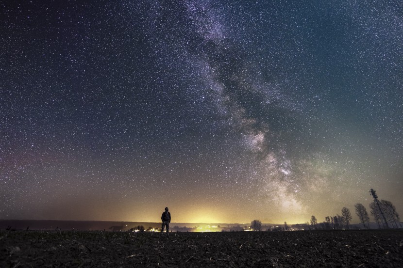 黑色夜幕下璀璨的星空風景圖片