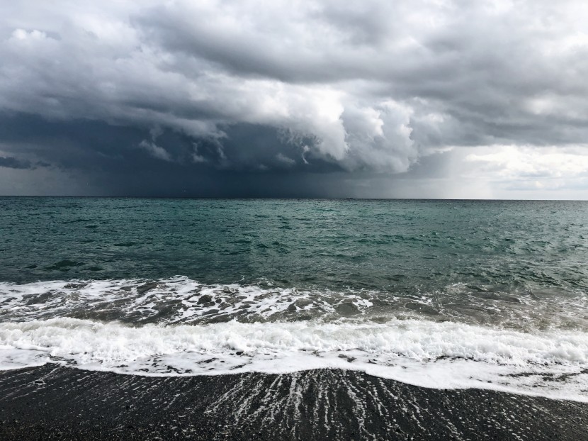 暴風雨前的天空圖片