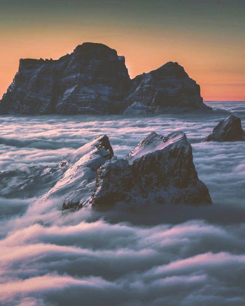 雲霧缭繞的高山風景圖片