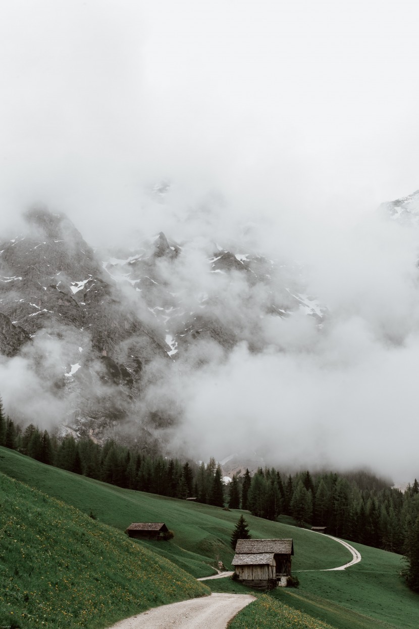 雲霧缭繞的高山風景圖片