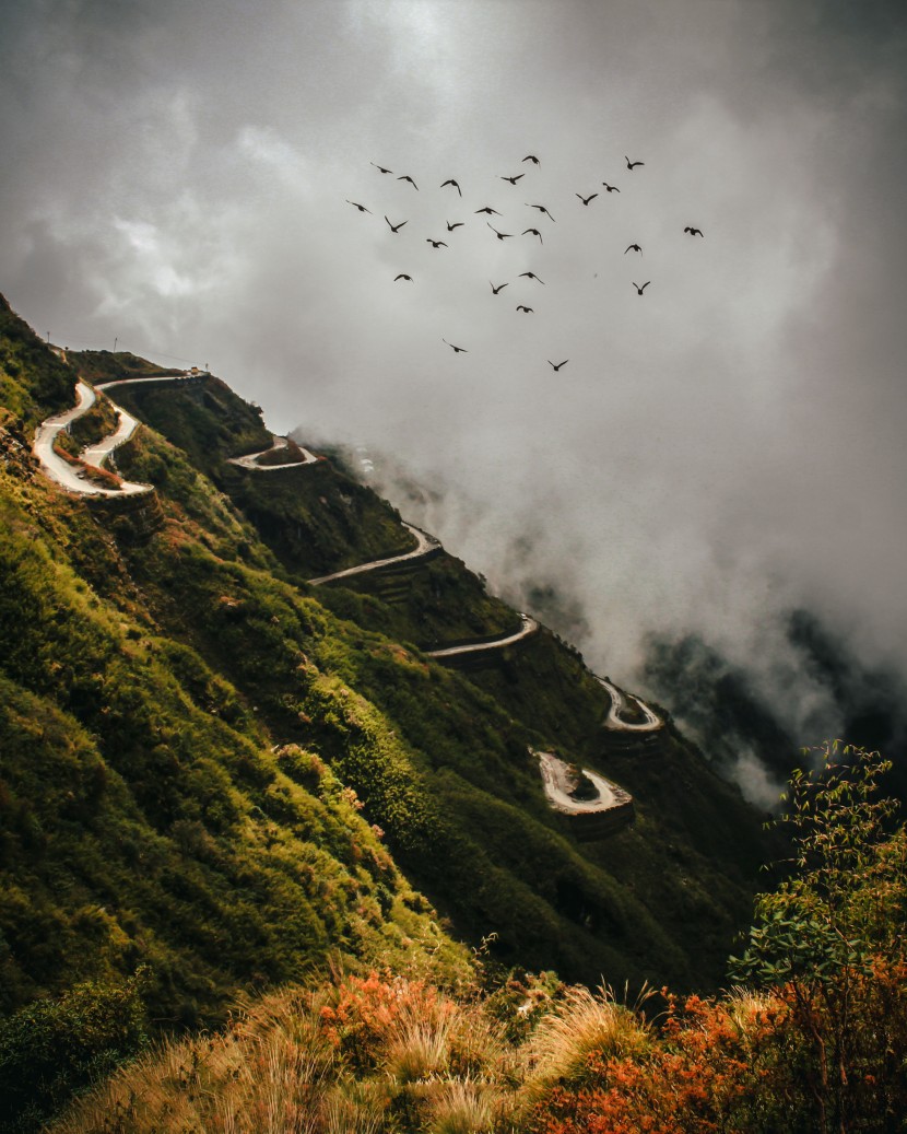 雲霧缭繞的高山風景圖片