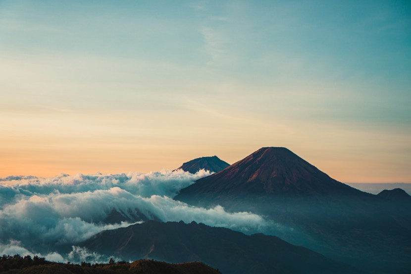 雲霧缭繞的高山風景圖片