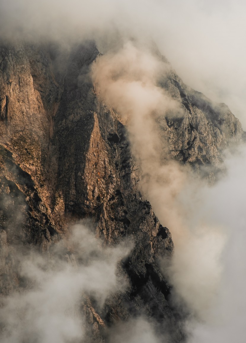 雲霧缭繞的高山風景圖片