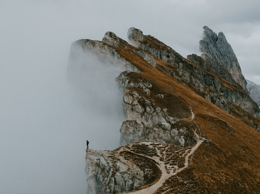 雲霧缭繞的高山風景圖片