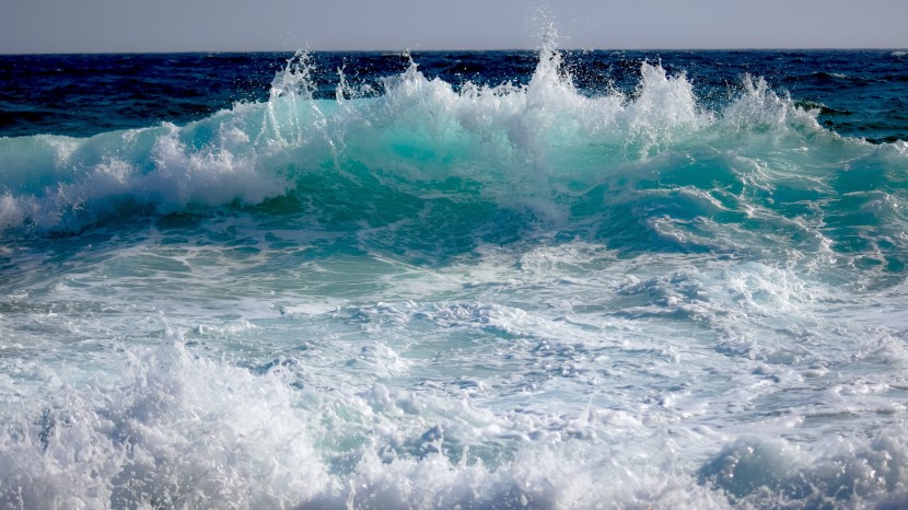 波濤洶湧的海浪圖片