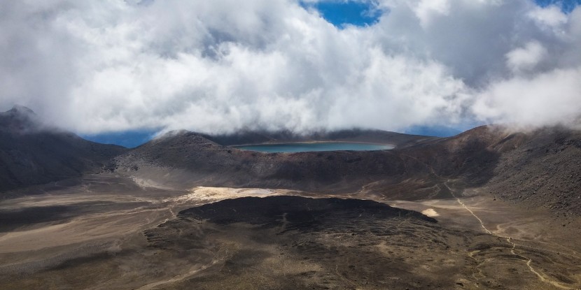 深邃的火山湖圖片