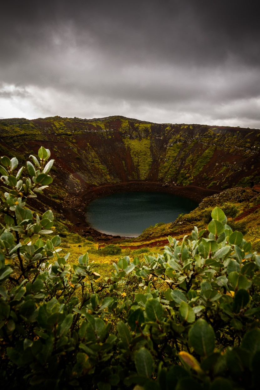 深邃的火山湖圖片