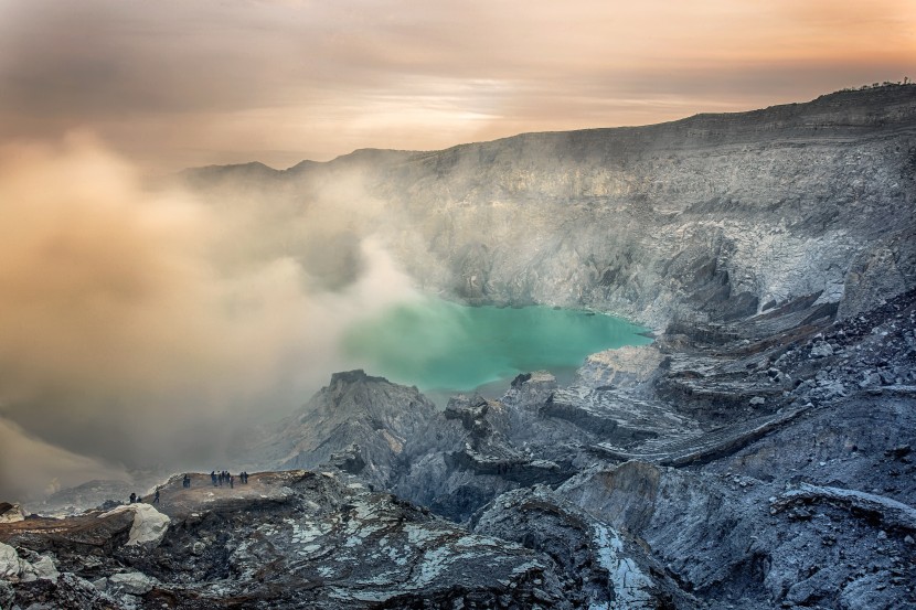 深邃的火山湖圖片