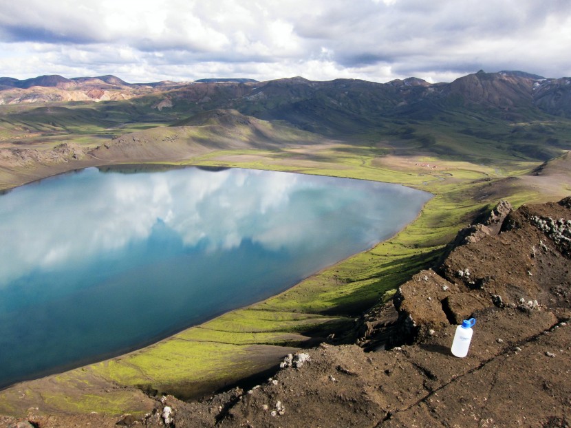 深邃的火山湖圖片