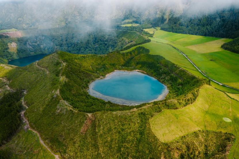 深邃的火山湖圖片