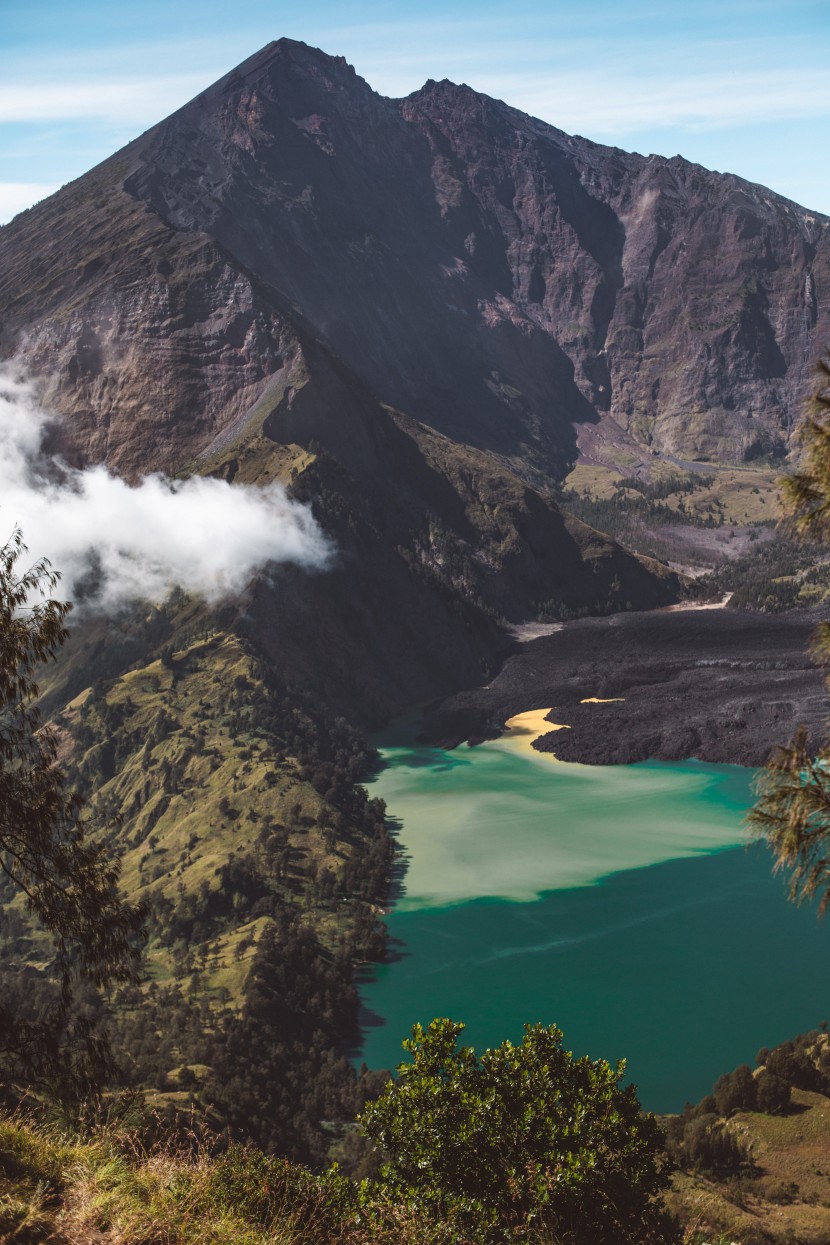 深邃的火山湖圖片