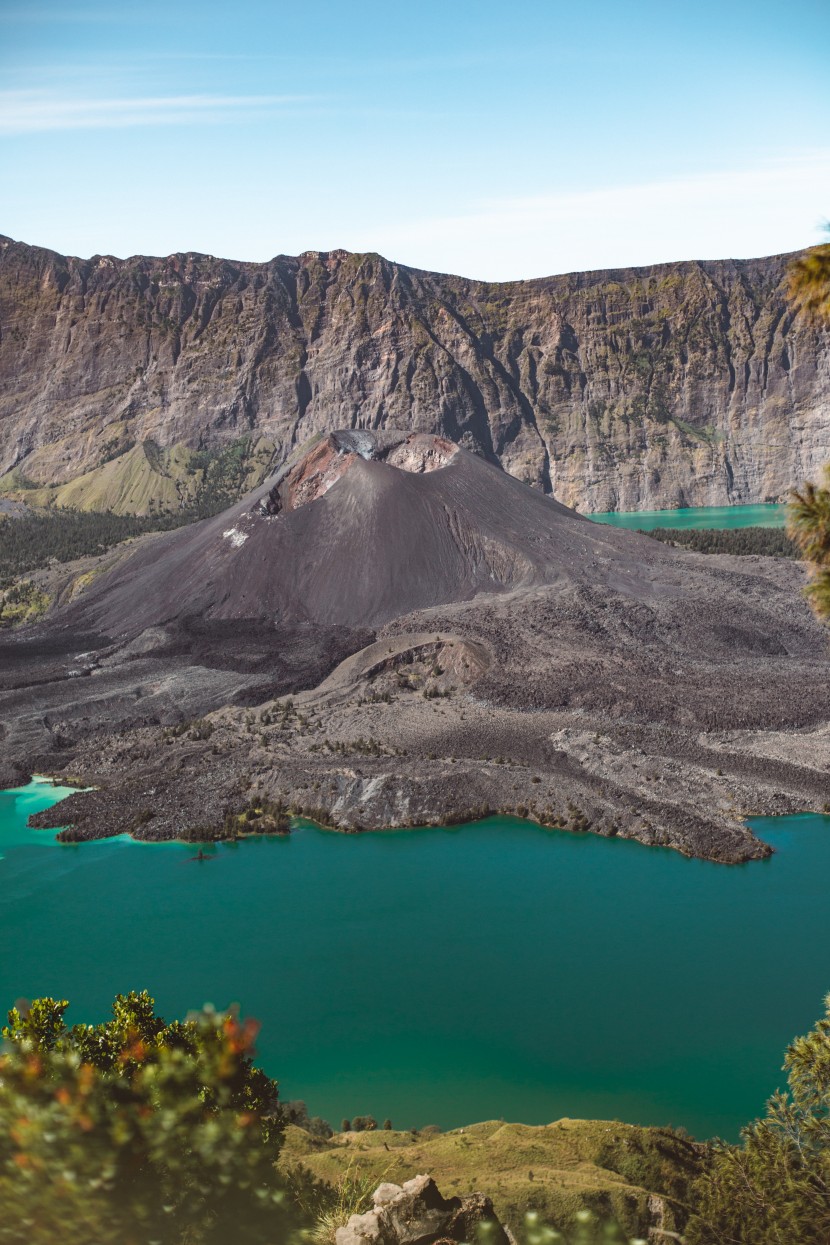 深邃的火山湖圖片