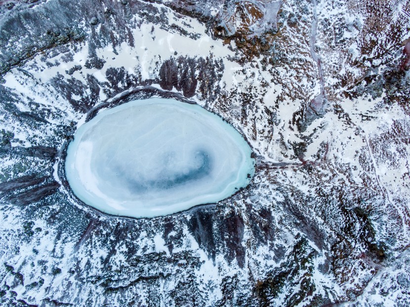 深邃的火山湖圖片