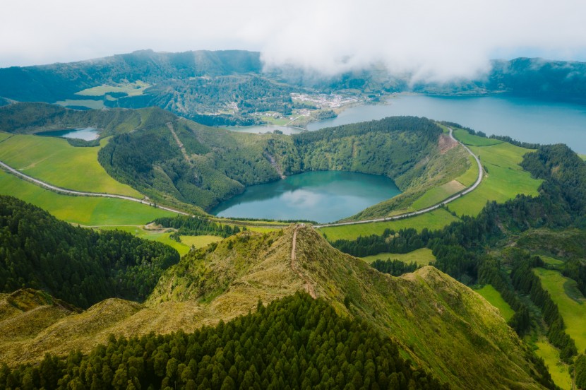 深邃的火山湖圖片