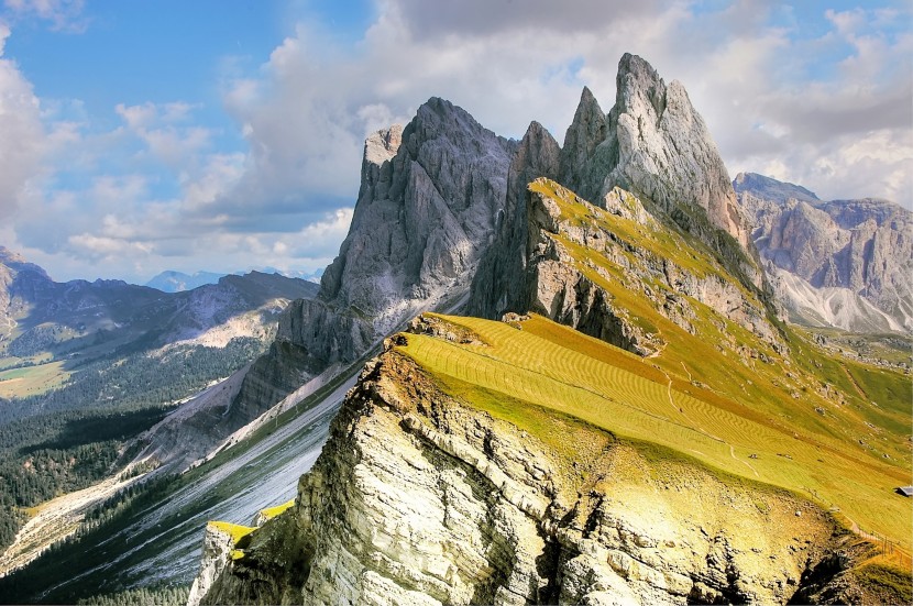 高大陡峭的群山圖片