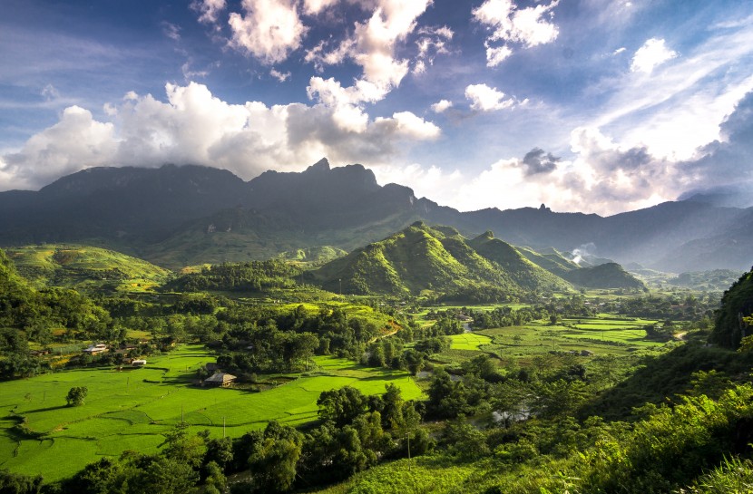 高大陡峭的群山圖片