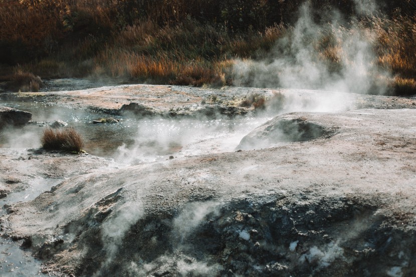 霧氣氤氲的溫泉圖片