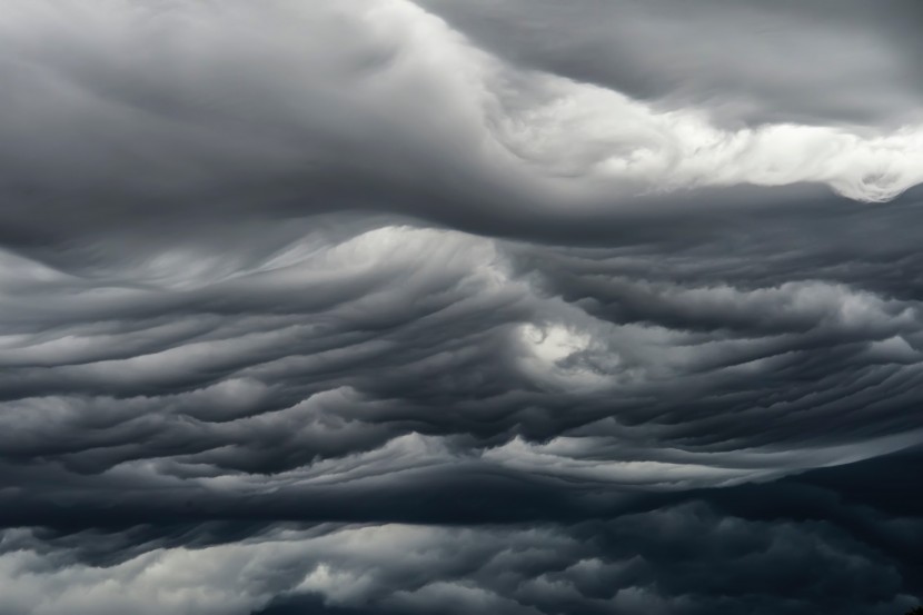 天空中濃墨重彩的烏雲自然風景圖片
