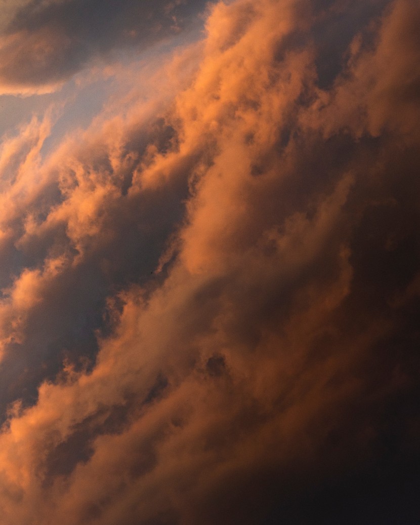 天空中濃墨重彩的烏雲自然風景圖片