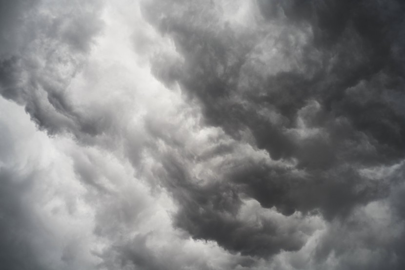 暴雨前的烏雲圖片