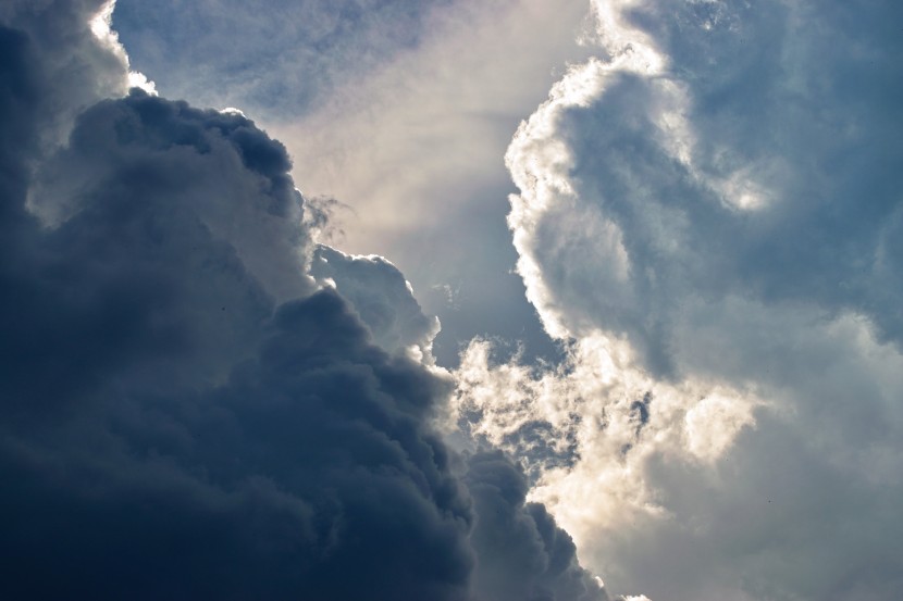 天空中濃墨重彩的烏雲自然風景圖片