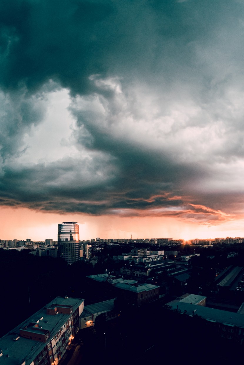 天空中濃墨重彩的烏雲自然風景圖片