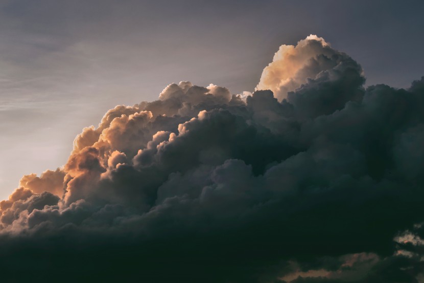 天空中濃墨重彩的烏雲自然風景圖片