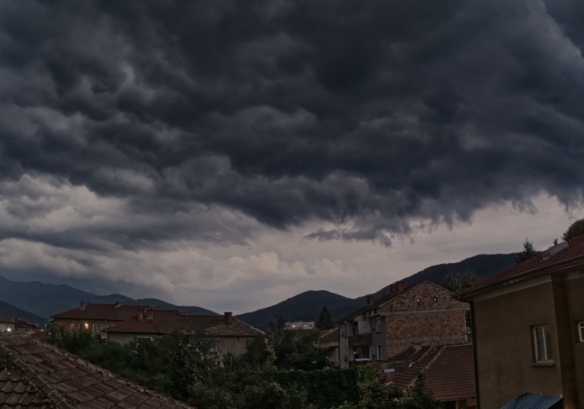 天空中濃墨重彩的烏雲自然風景圖片