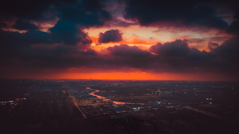 天空中濃墨重彩的烏雲自然風景圖片