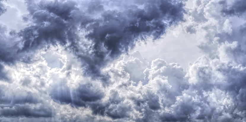 天空中濃墨重彩的烏雲自然風景圖片