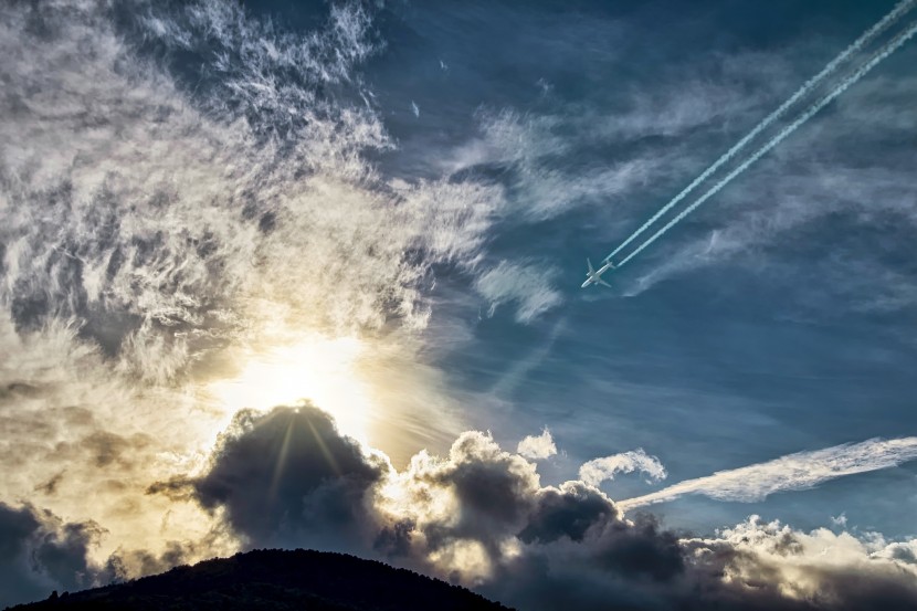 天空中濃墨重彩的烏雲自然風景圖片