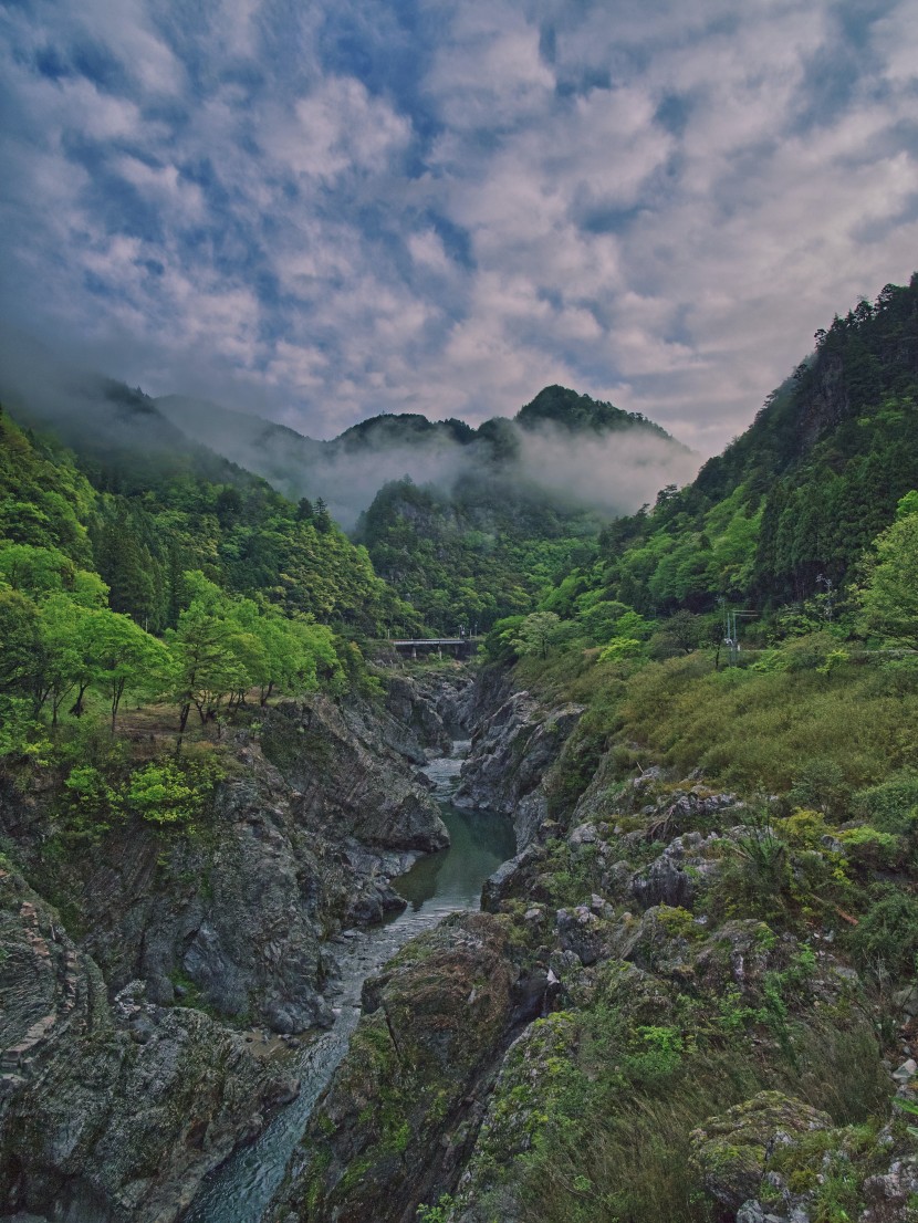 地勢險峻的峽谷圖片