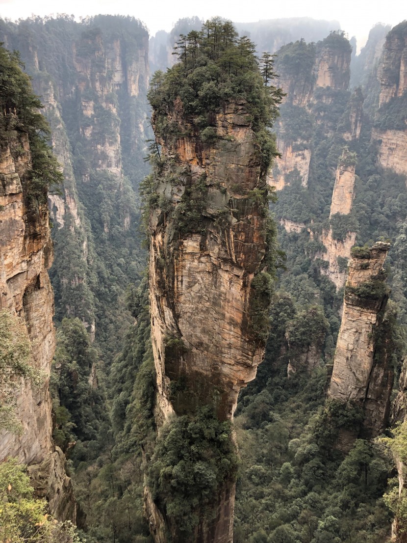 地勢險峻的峽谷圖片