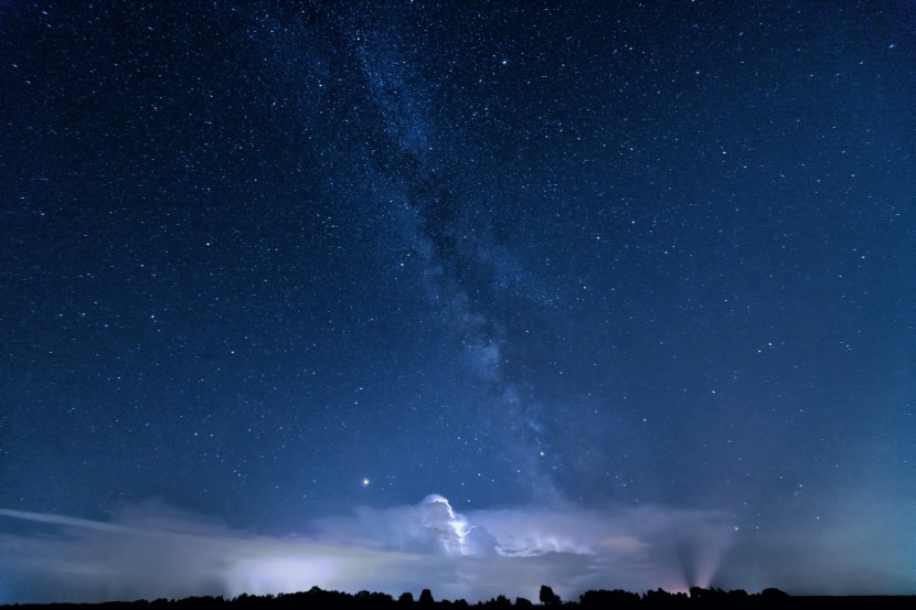 耀眼的漫天銀河星空風景圖片