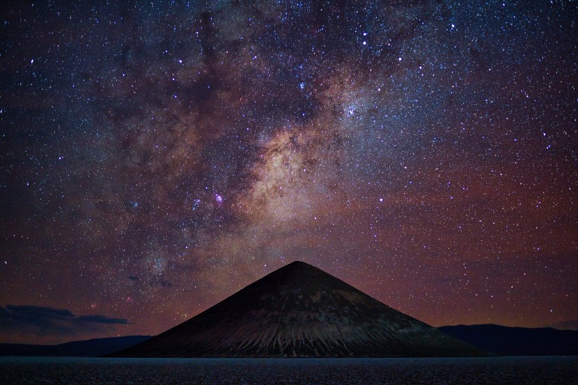 耀眼的漫天銀河星空風景圖片