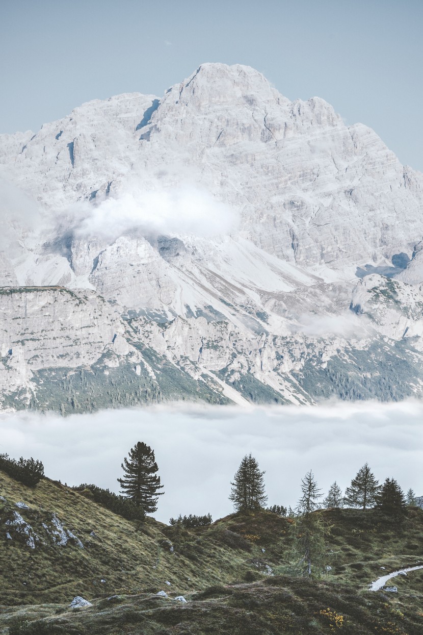 巍峨壯麗的雪山圖片