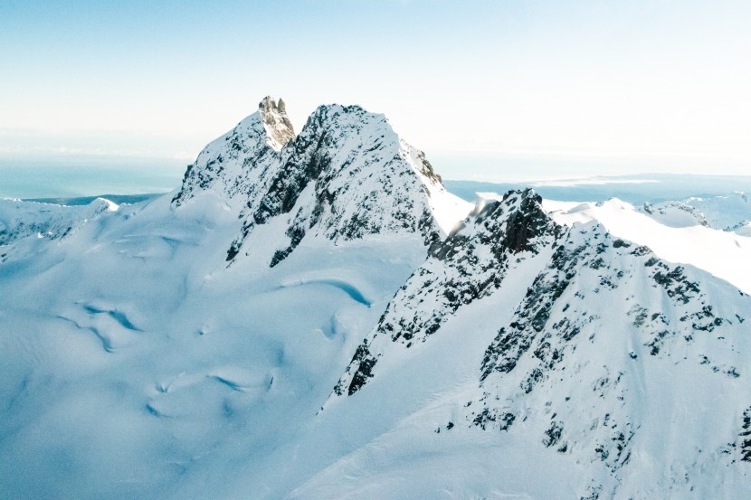 巍峨壯麗的雪山圖片