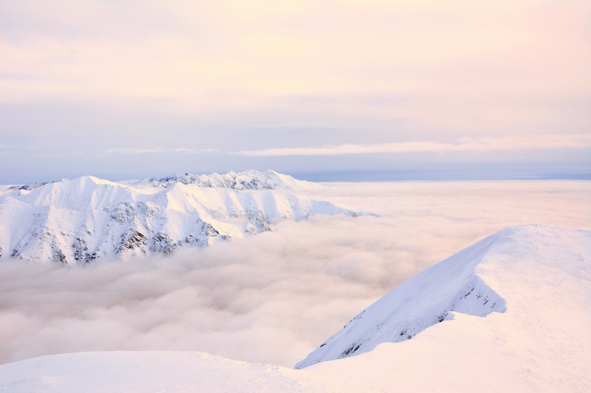 巍峨壯麗的雪山圖片