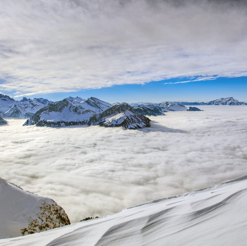 巍峨的雪山風景圖片