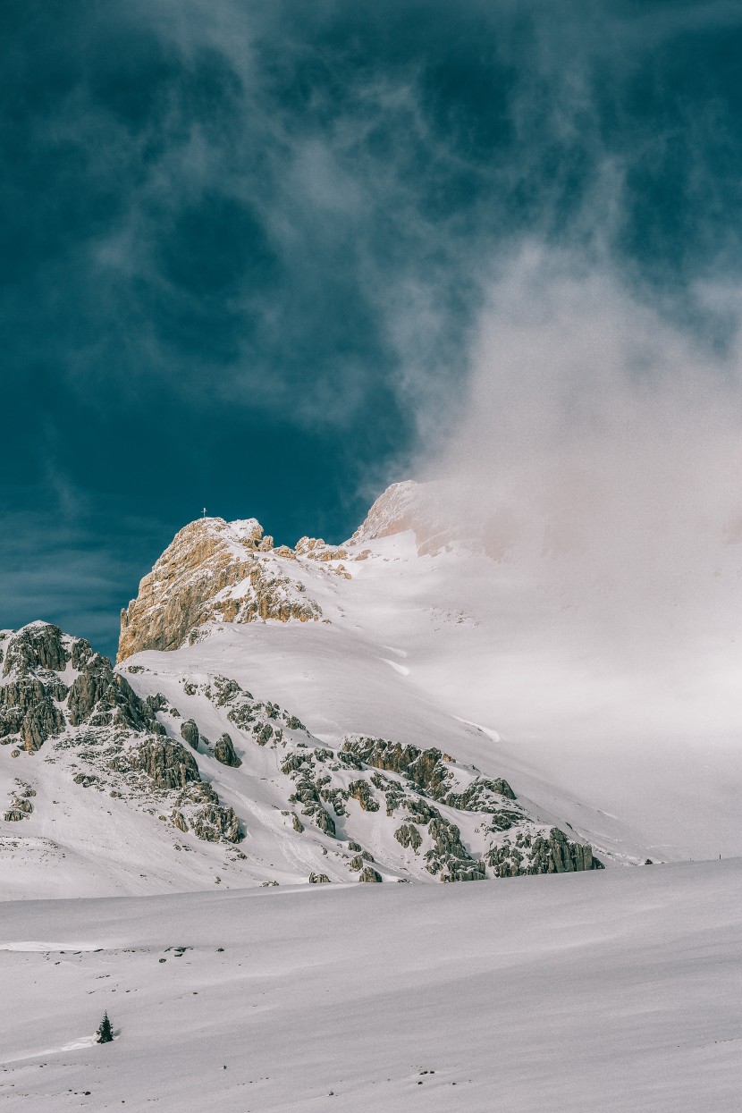 巍峨壯麗的雪山圖片