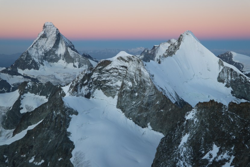 巍峨壯麗的雪山圖片