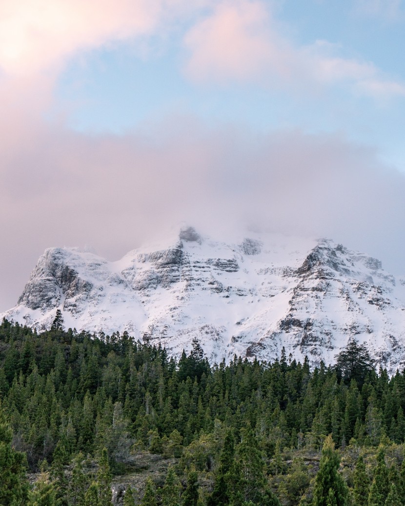 巍峨壯麗的雪山圖片